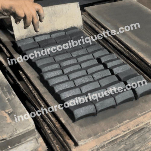 Producción de briquetas de carbón de coco en Java, Indonesia